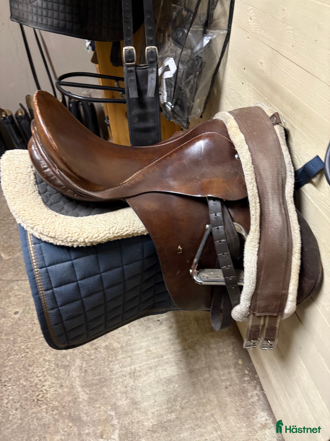 Sadlar hästutrustning till salu: Sadel och träns i Hälleforsnäs - Annons 1