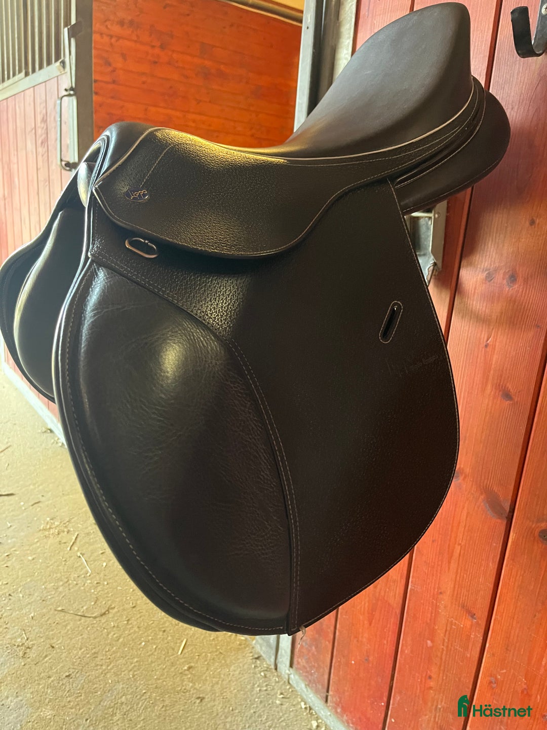 Sadlar hästutrustning till salu: Svart lippo allround sadel i Sorunda - Annons 1