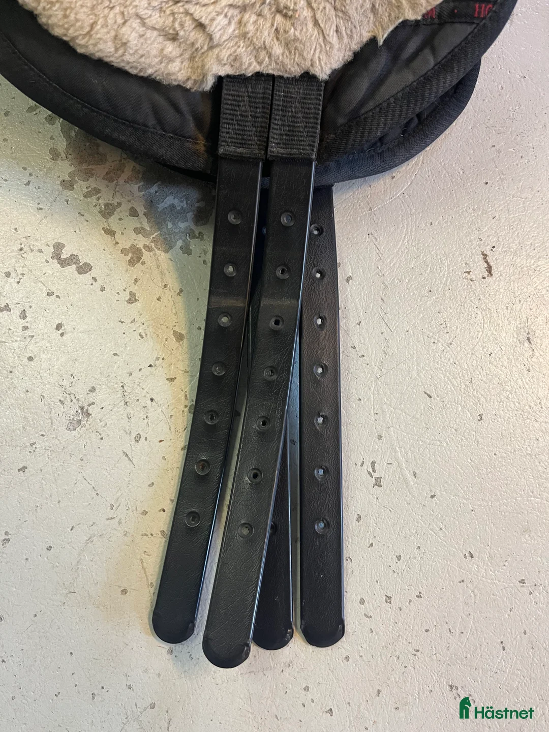 Sadeltillbehör hästutrustning till salu: Barbacka sadel i fårskinn, ponny i Uppsala - Annons 5