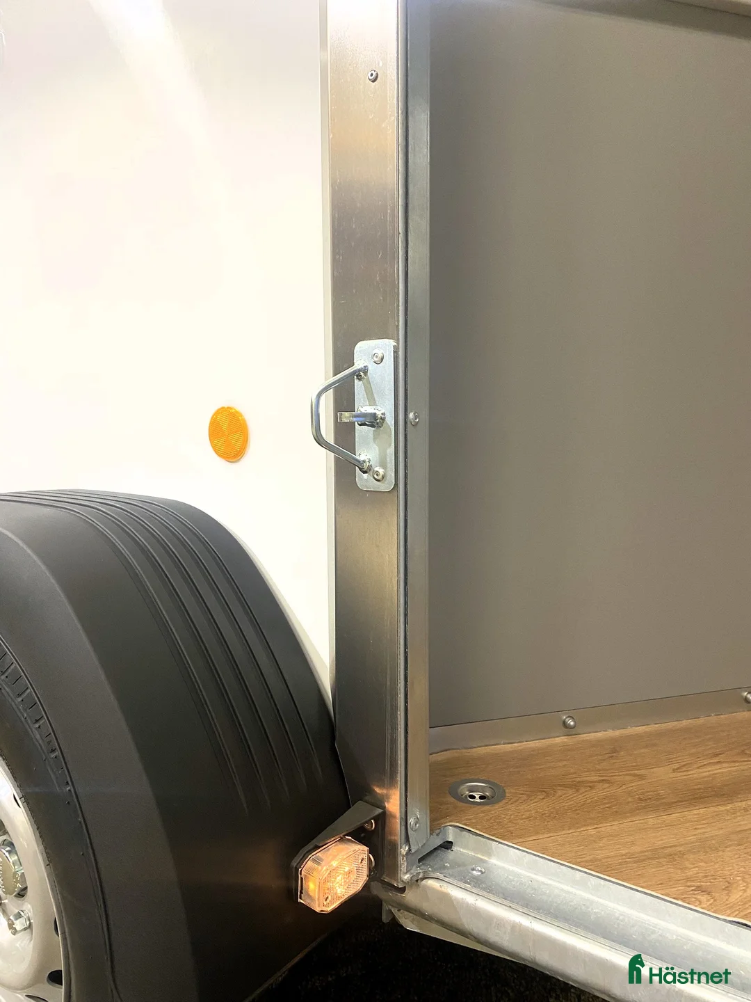 Hästtransporter  fordon & transport till salu: Oblic X -stor diagonallastad modell + sadelkammare - Annons 11