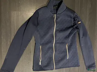 Övrigt Ridkläder ryttarutrustning till salu: Fin Equestrian Stockholm tröja i Linköping - Annons 1