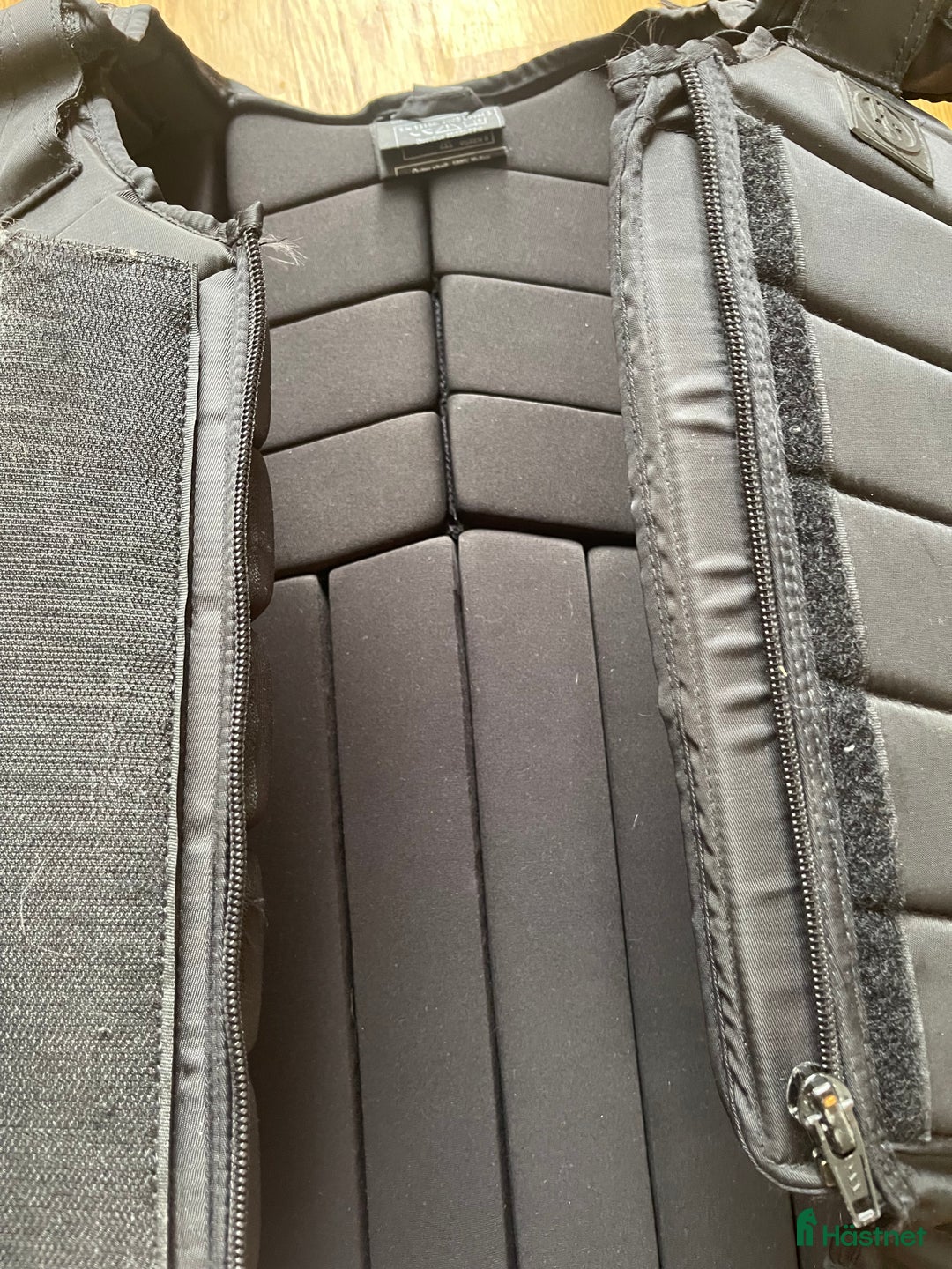 Säkerhetsvästar ryttarutrustning till salu: Säljer min ridväst i Trollhättan - Annons 5