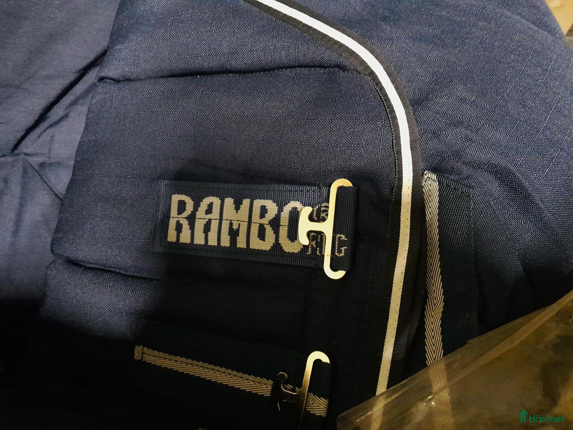 Täcken hästutrustning Rambo 130 cm 400 gram foder Stalltäcke - Annons 6