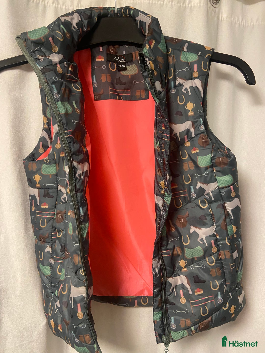 Jackor & Kavajer ryttarutrustning till salu: Stall väst i Kungsgården - Annons 2