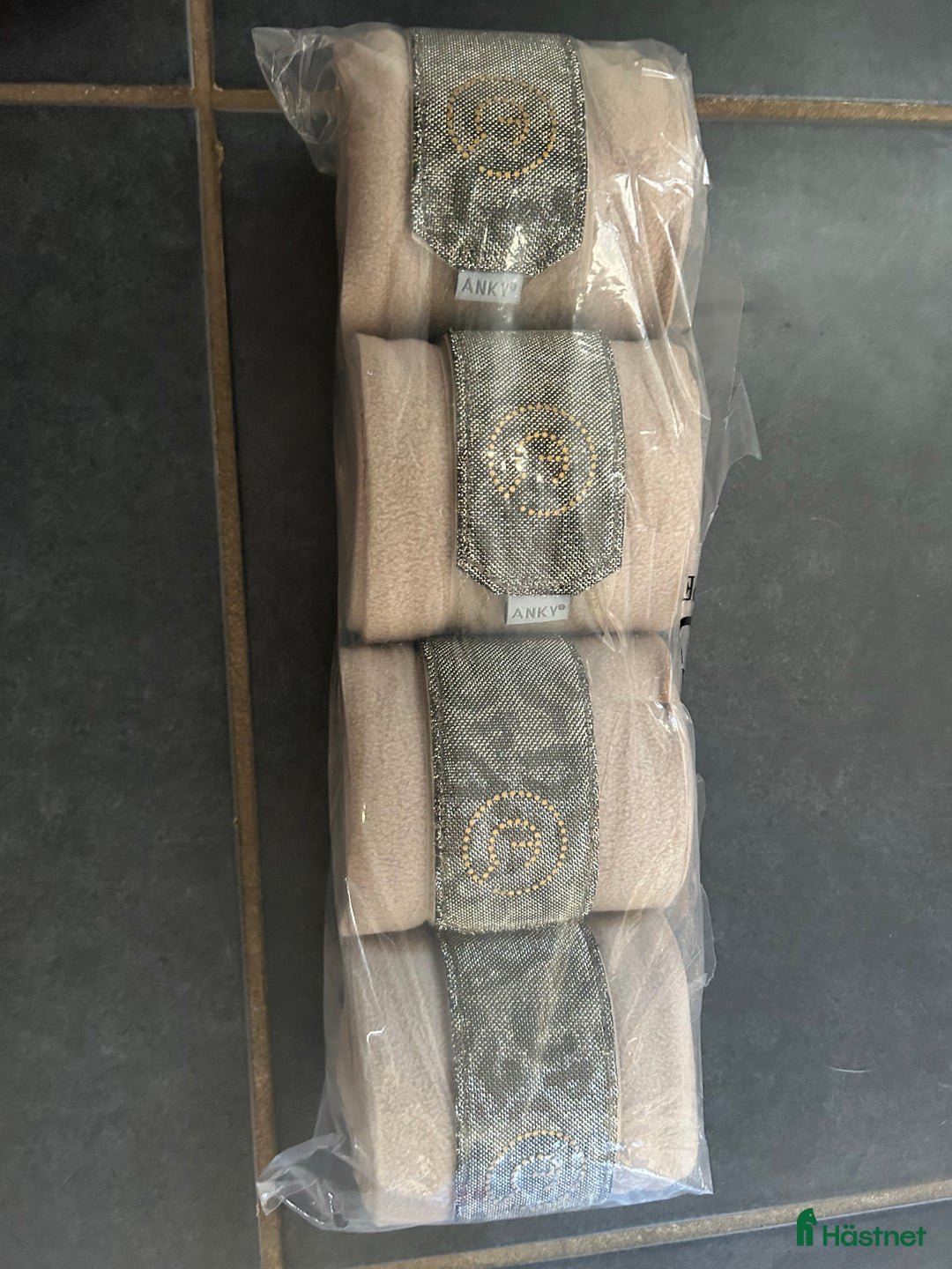 Schabrak & Vojlockar hästutrustning till salu: Equestrian Stockholm schabrak och nya lindor i Vellinge - Annons 3