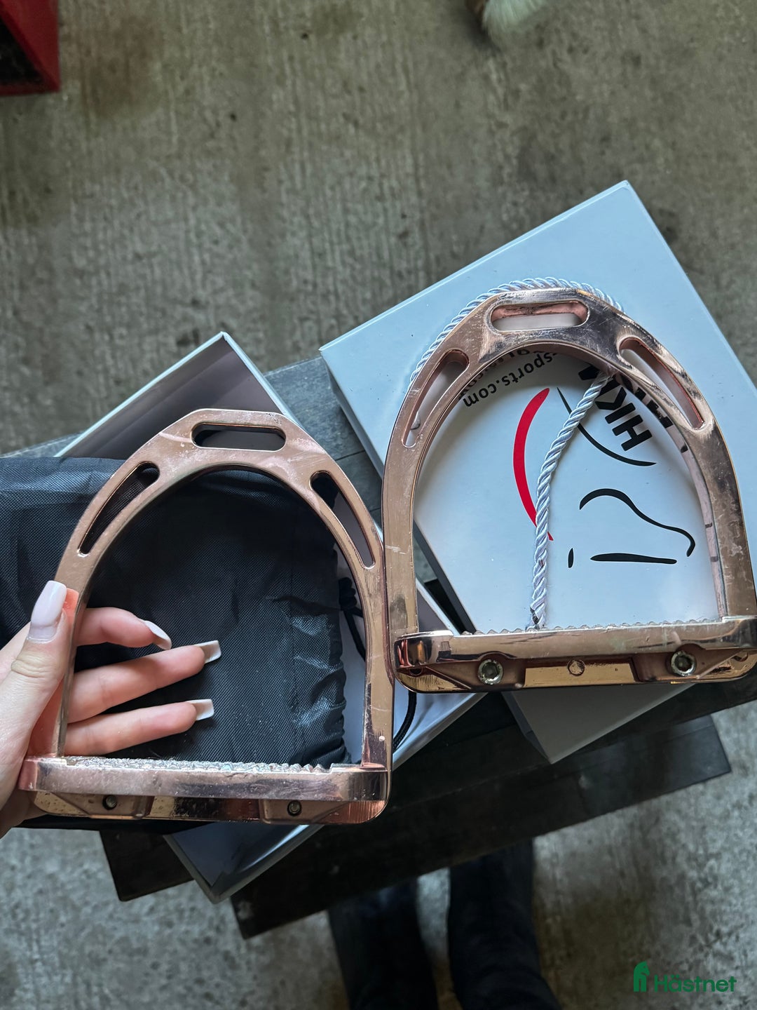 Stigbyglar hästutrustning till salu: Rosé stigbyglar  i Malmköping - Annons 1