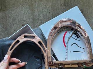 Stigbyglar hästutrustning till salu: Rosé stigbyglar i Malmköping - Annons 14