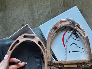 Stigbyglar hästutrustning till salu: Rosé stigbyglar i Malmköping - Annons 5