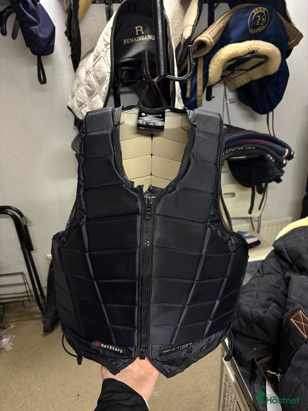 Säkerhetsvästar ryttarutrustning till salu: Race safe väst ! i Vallda - Annons 1