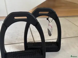 Stigbyglar hästutrustning till salu: Fina stigbyglar i Härryda - Annons 2