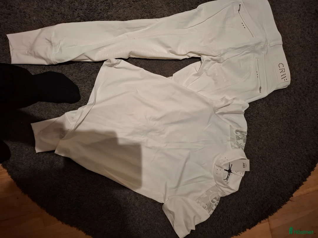 Ridbyxor ryttarutrustning till salu: Vita tävlingsridbyxor & kortärmad jumper  i Töreboda - Annons 2