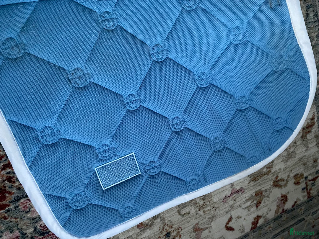 Schabrak & Vojlockar hästutrustning till salu: Equestrian Stockholm Schabrak-blått i Västerås - Annons 3