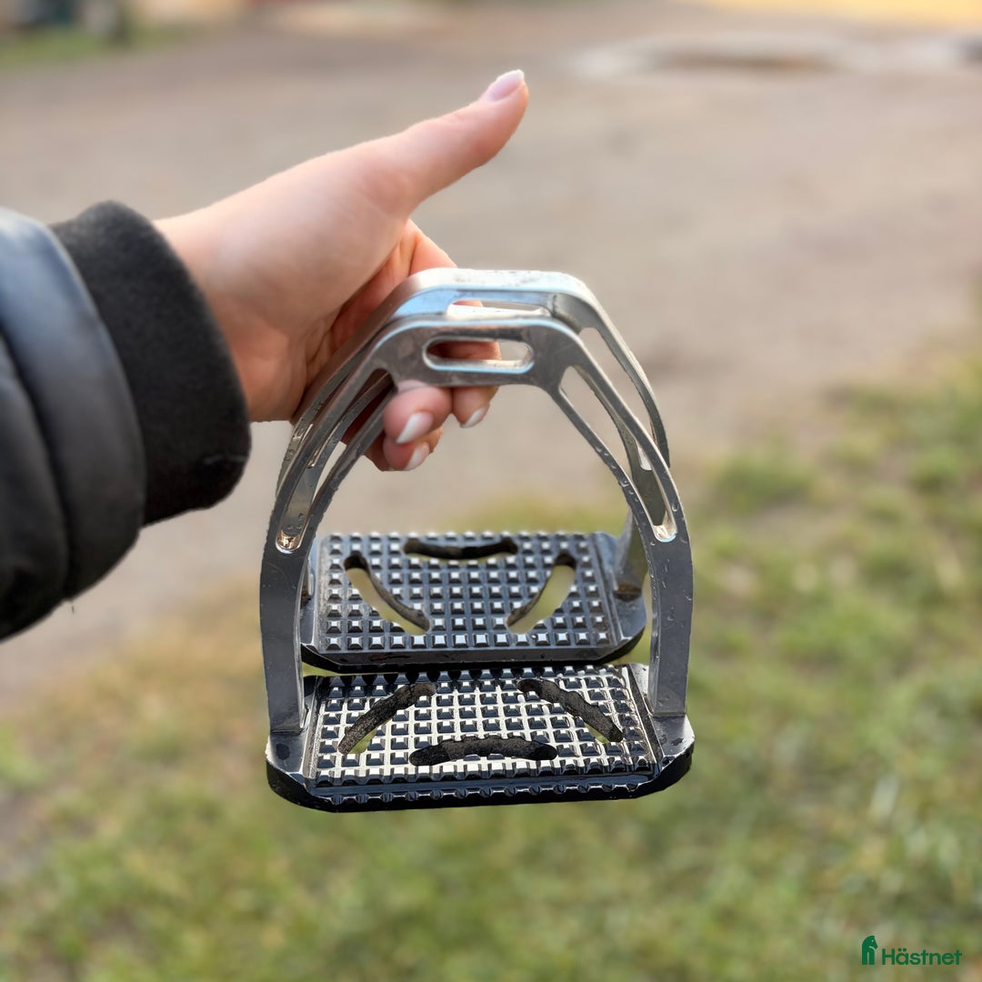 Stigbyglar hästutrustning till salu: Equipe stidbyglar  i Limhamn - Annons 3