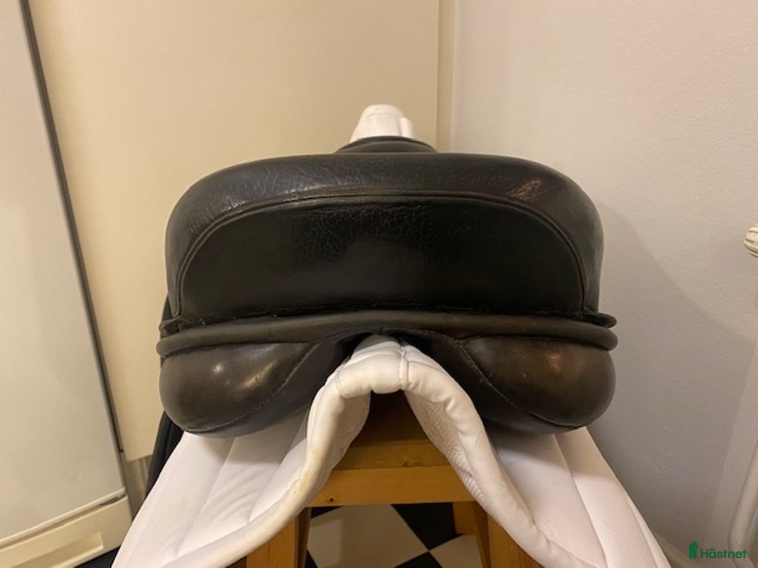 Sadlar hästutrustning till salu: Crown Ideal Jessica dressyrsadel 17 tum vid bom i Årsta - Annons 8