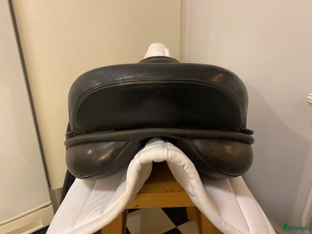 Sadlar hästutrustning till salu: Crown Ideal dressyrsadel 17 tum vid bom i Årsta - Annons 8