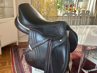 Sadlar hästutrustning Ikonic Evolution Hoppsadel i Uppsala - Annons 1