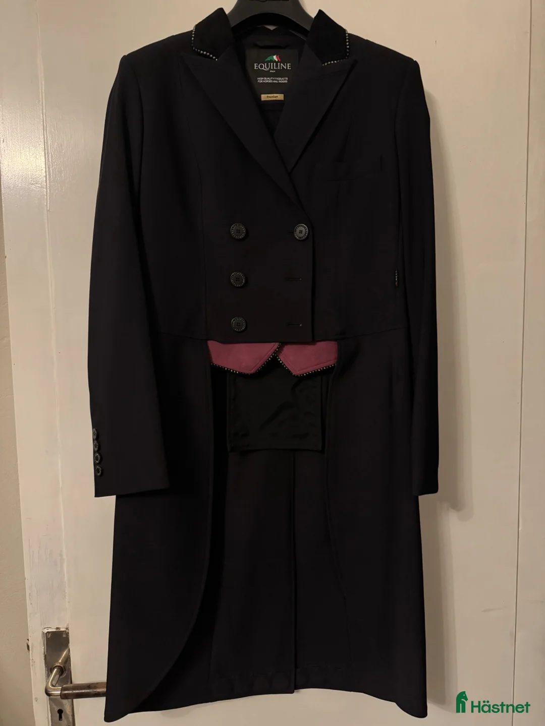 Jackor & Kavajer ryttarutrustning till salu: Equiline frack med rosa detaljer  - Annons 1