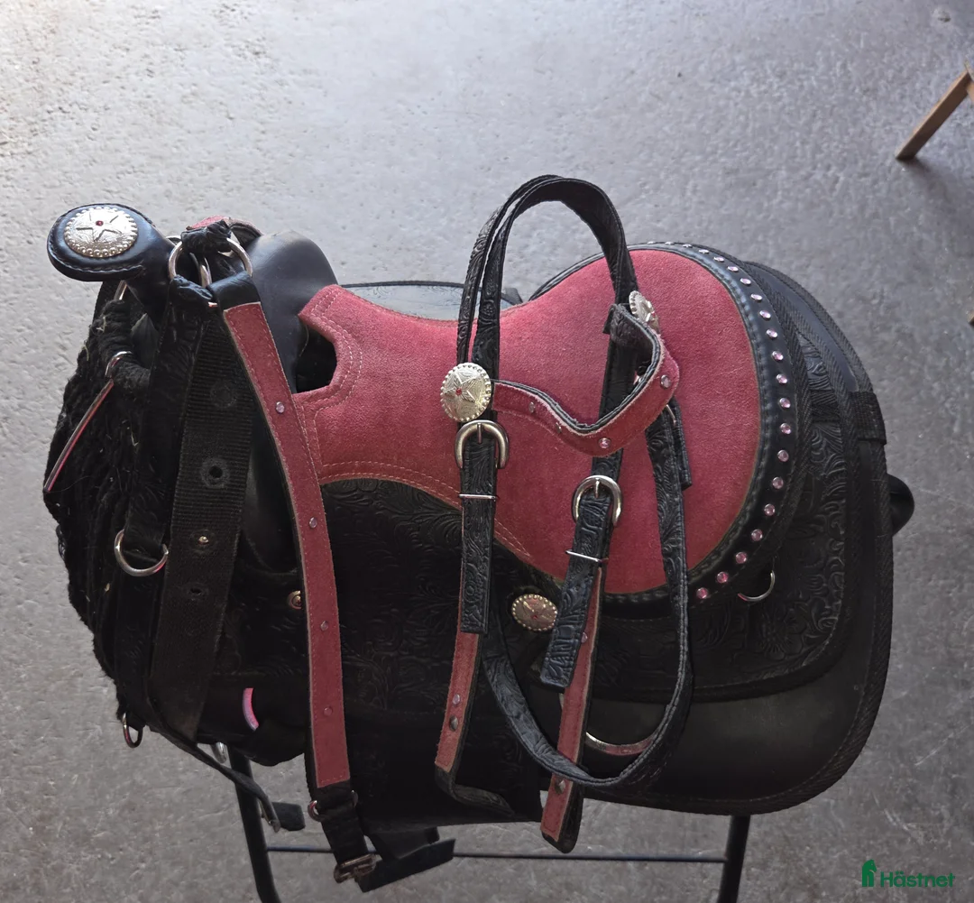 Sadlar hästutrustning till salu: PONNYWESTERNSADEL - Annons 1