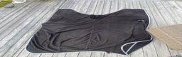 Täcken hästutrustning till salu: Svart fleecetäcke  i Upplands Väsby - Annons 3