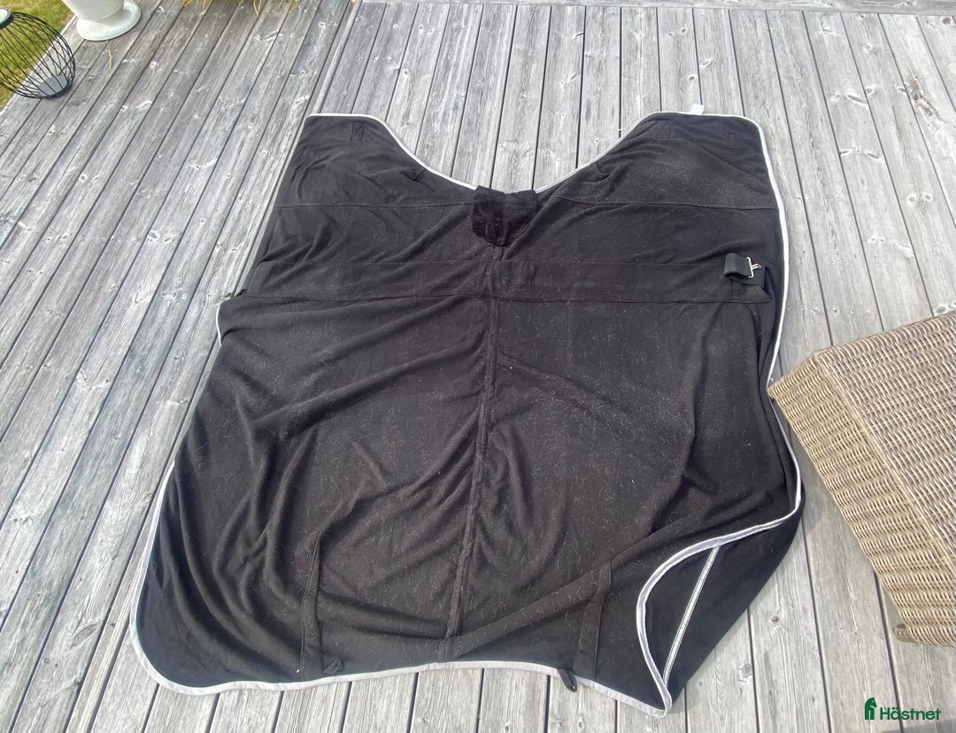 Täcken hästutrustning till salu: Svart fleecetäcke  i Upplands Väsby - Annons 3