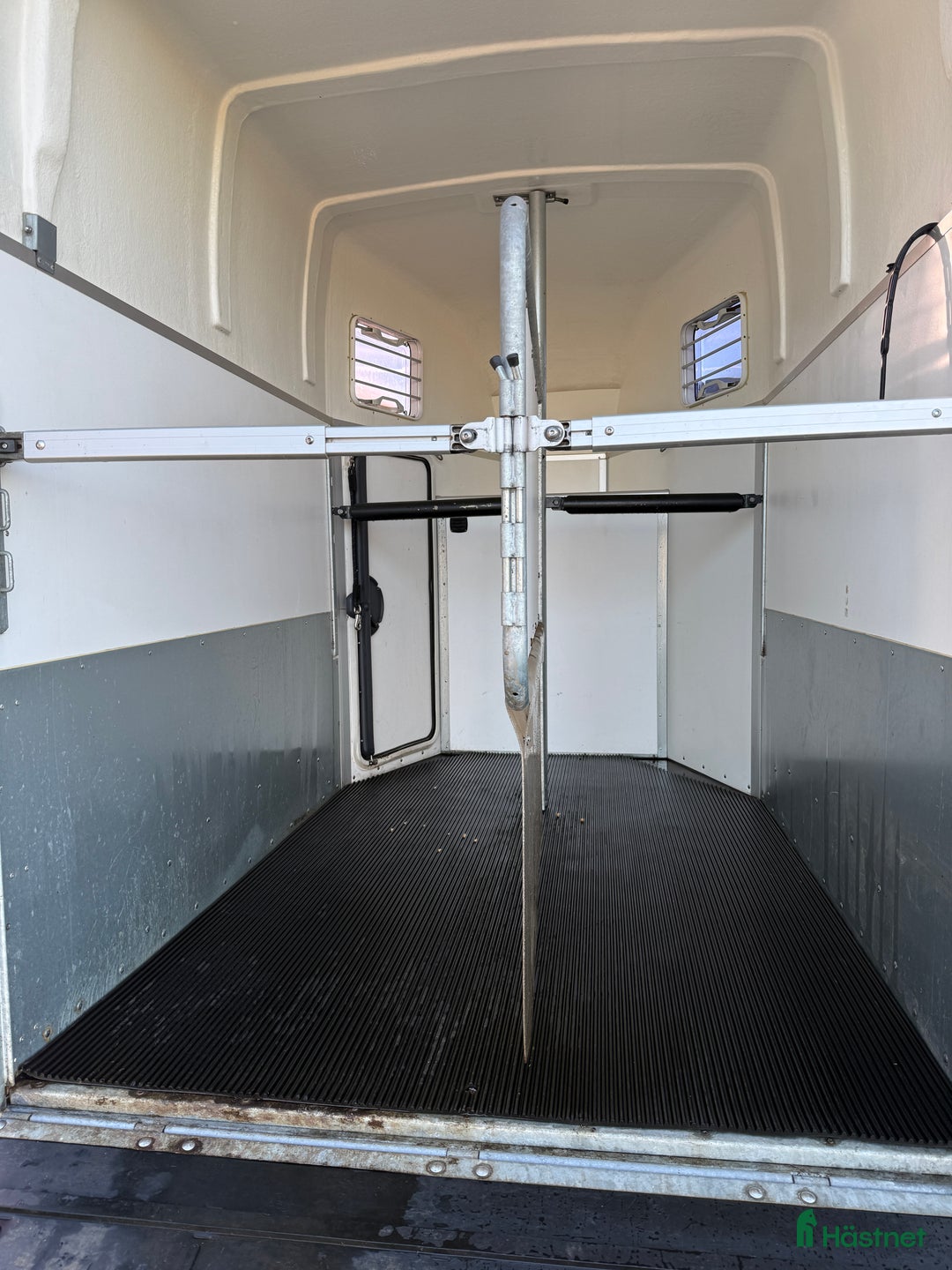 Hästtransporter  fordon & transport till salu: Thule Royal XT med renoveringsbehov i Sundbyberg - Annons 5