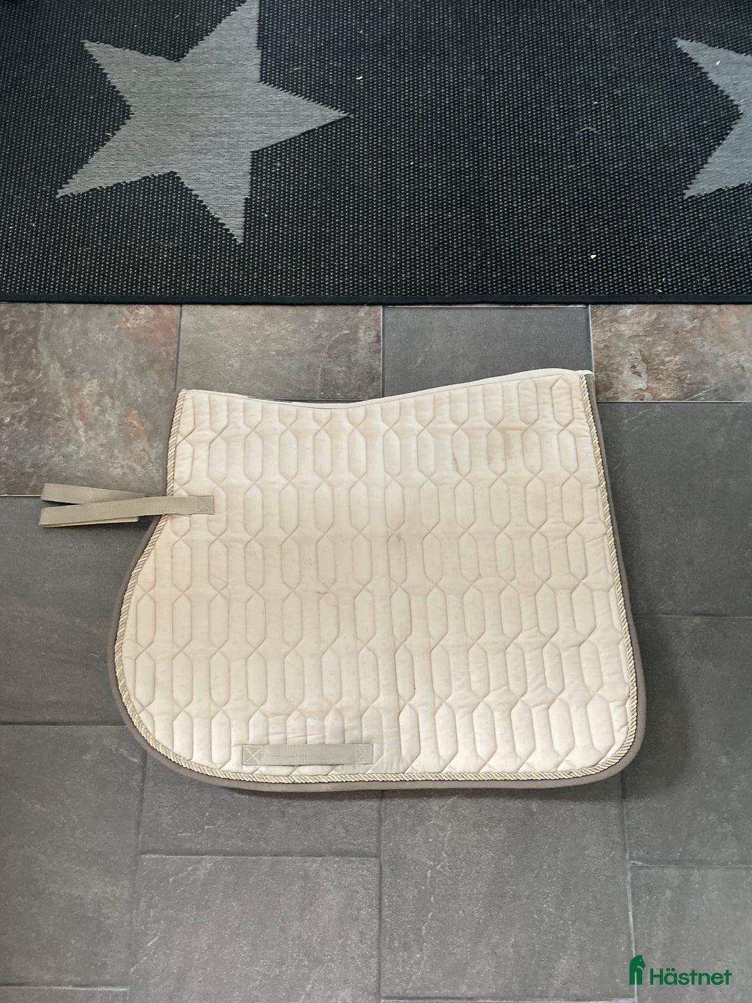 Schabrak & Vojlockar hästutrustning till salu: Fint beige schabrak! i Västerås - Annons 1