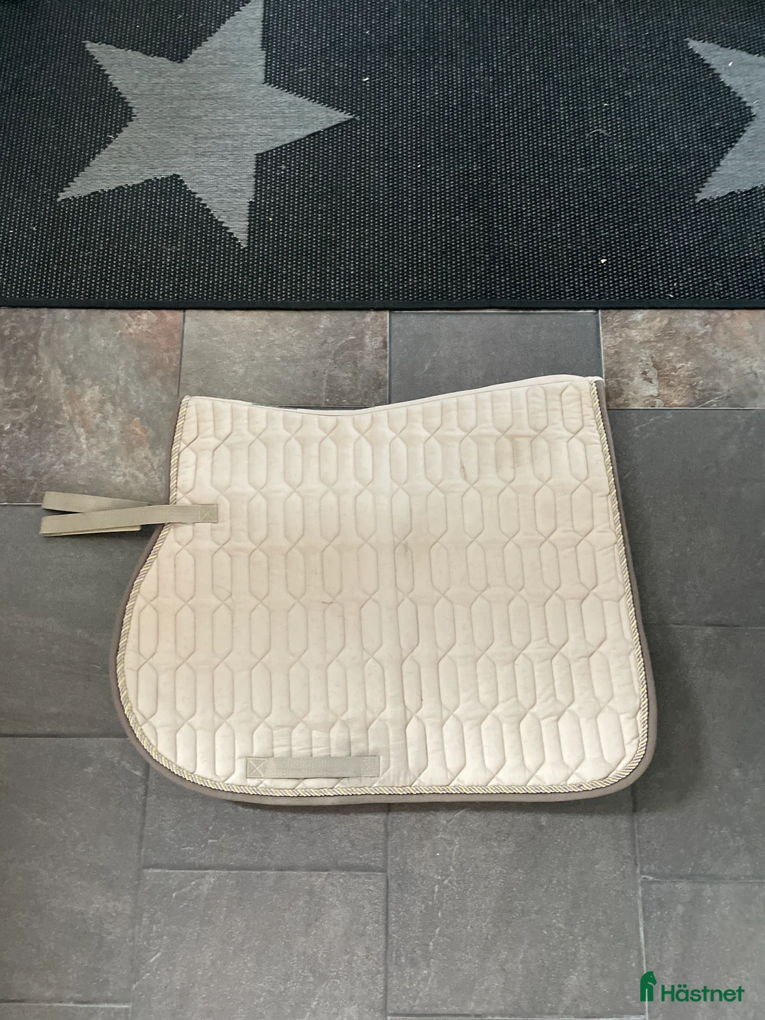 Schabrak & Vojlockar hästutrustning till salu: Fint beige schabrak! i Västerås - Annons 1