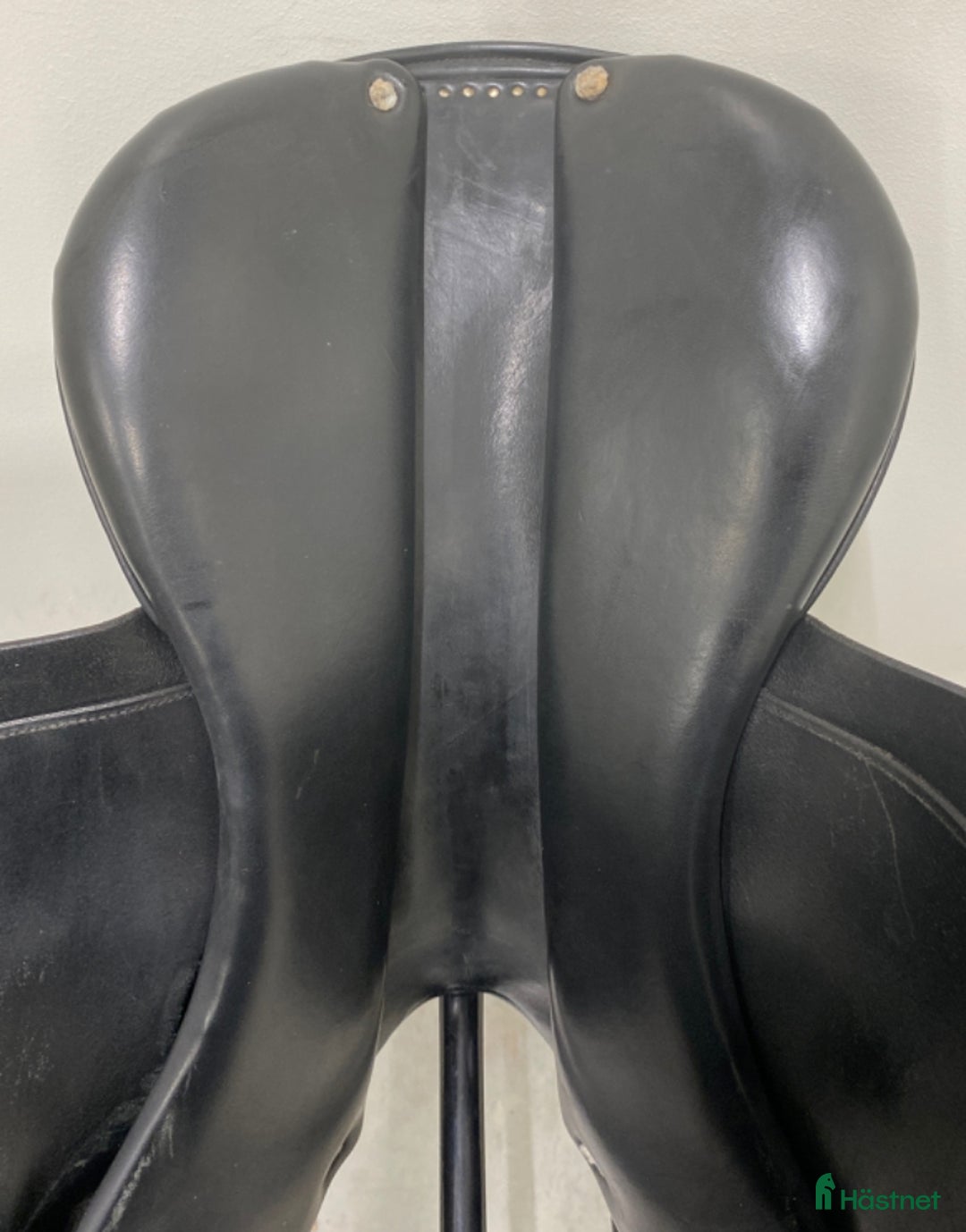 Sadlar hästutrustning till salu: Frank Baines hoppsadel i Knivsta - Annons 5