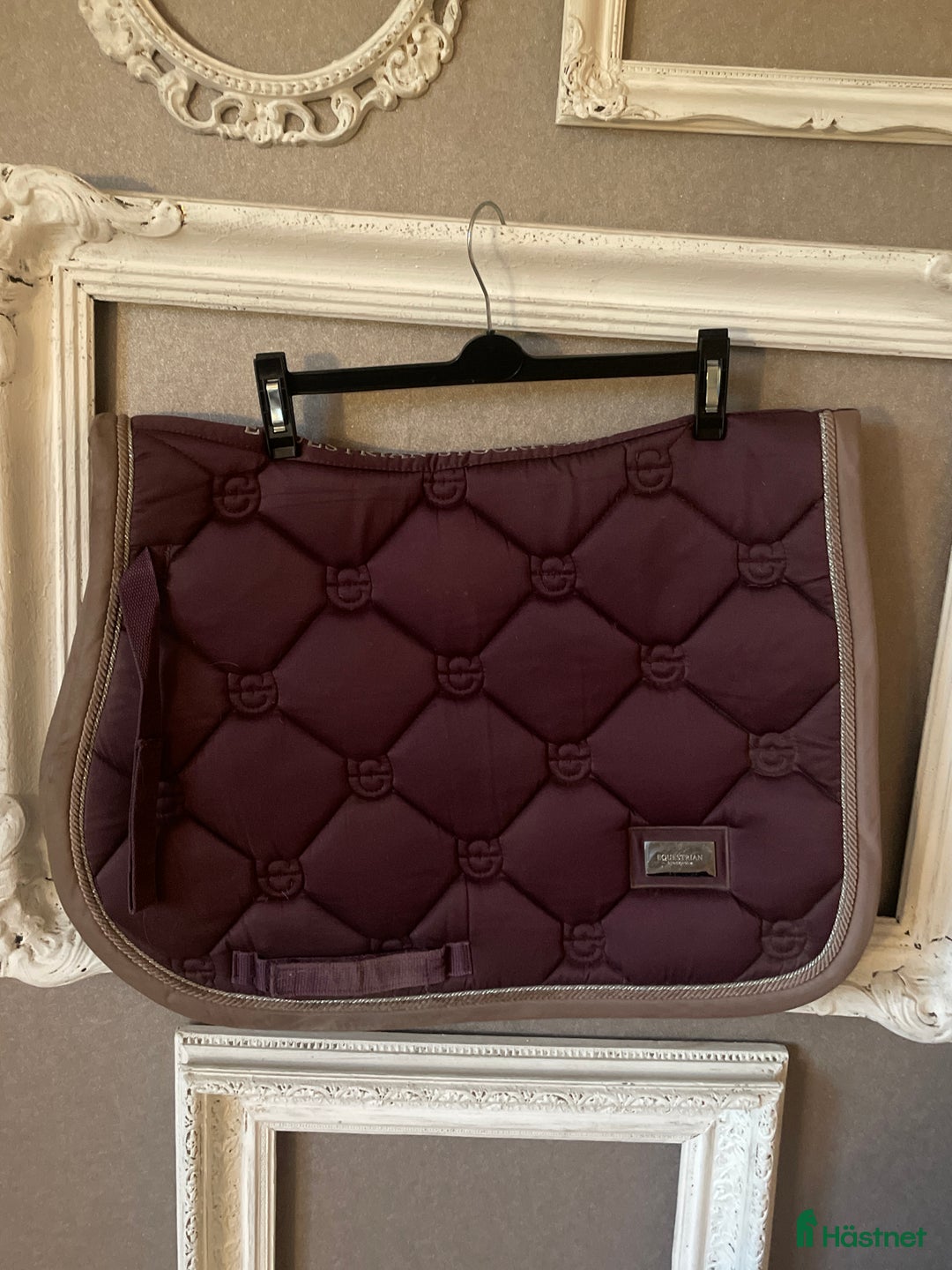 Schabrak & Vojlockar hästutrustning till salu: Snyggt Equestrian Stockholm schabrak🤩 i Simlångsdalen - Annons 1