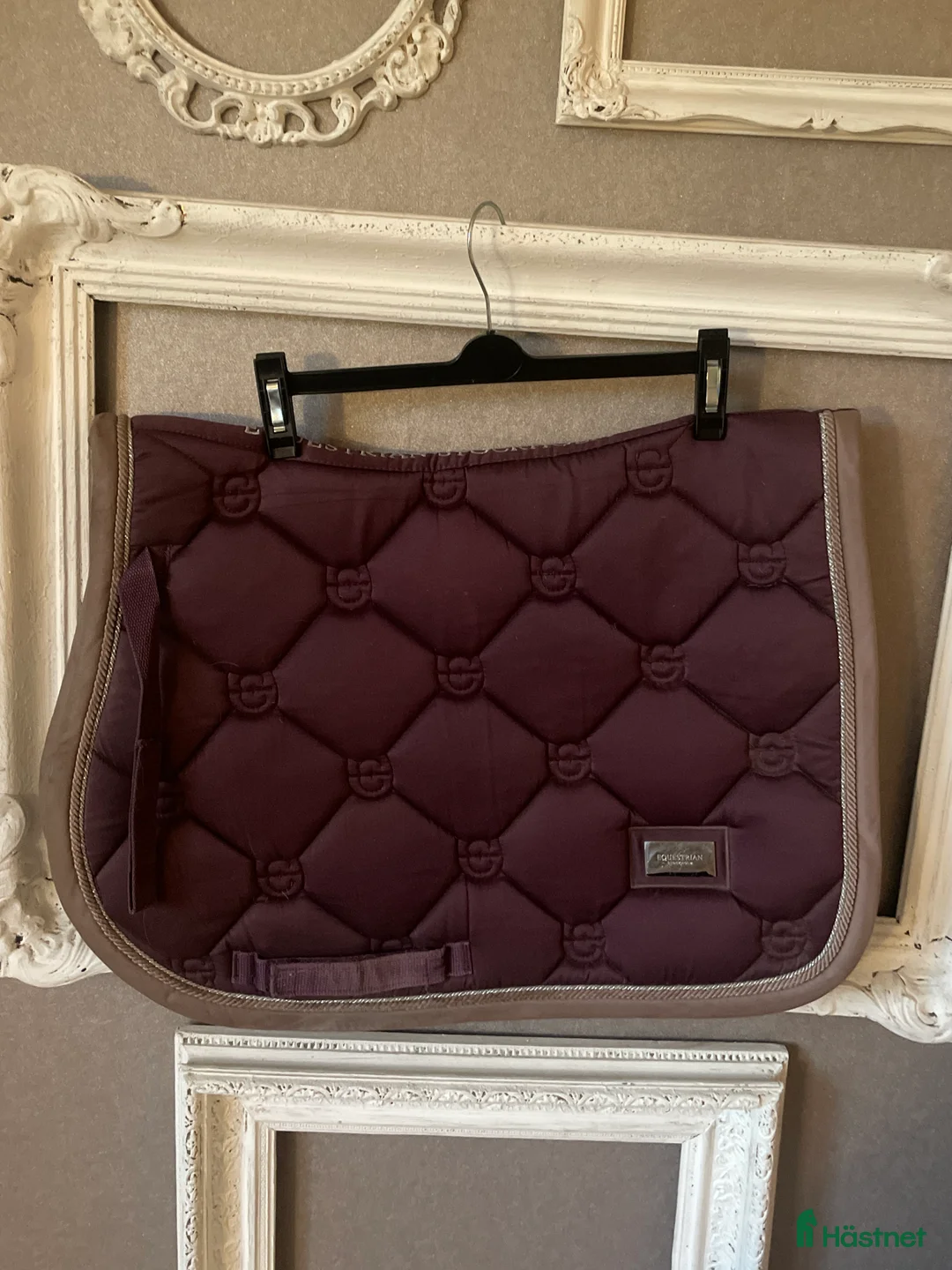Schabrak & Vojlockar hästutrustning till salu: Snyggt Equestrian Stockholm schabrak🤩 i Simlångsdalen - Annons 1