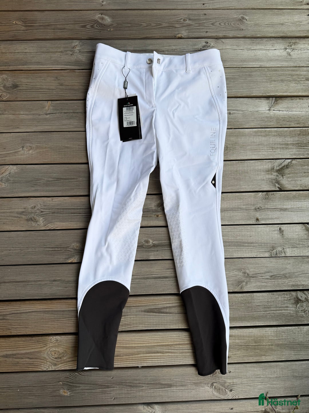 Ridbyxor ryttarutrustning till salu: Equiline vita knäskodda ridbyxor i Lund - Annons 1