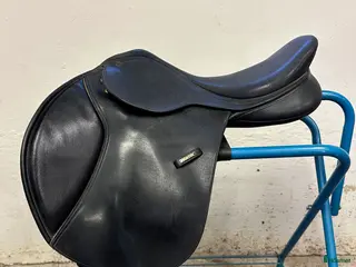 Sadlar hästutrustning Wintec hoppsadel inkl 5st järn i Vuollerim - Annons 5