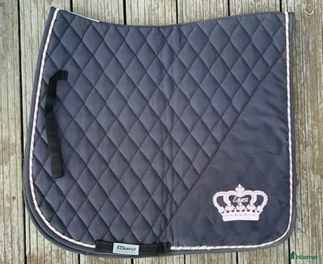 Schabrak & Vojlockar hästutrustning till salu: Equest dressyrschabrak  i Vallentuna - Annons 1