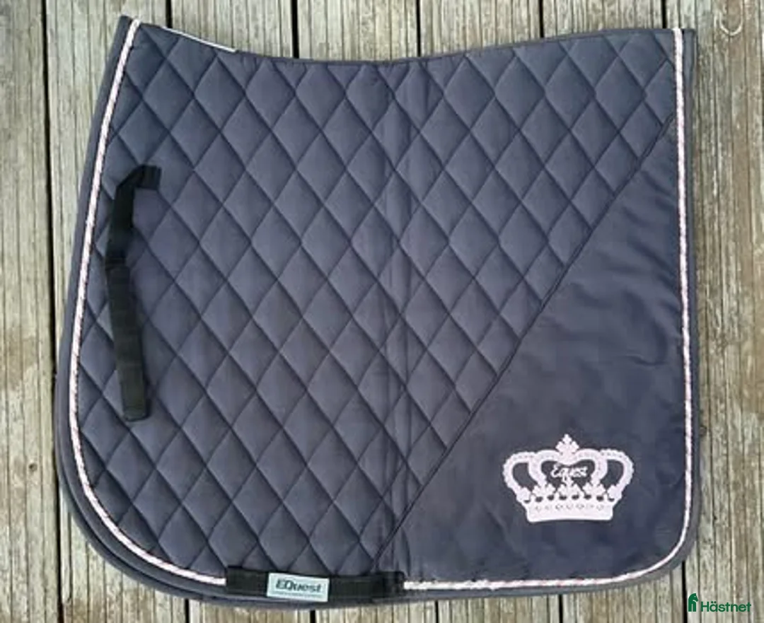 Schabrak & Vojlockar hästutrustning till salu: Equest dressyrschabrak  i Vallentuna - Annons 1