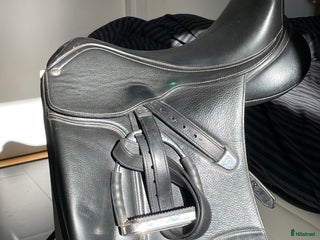 Sadlar hästutrustning till salu: Bates dressyrsadel 16,5 tum utbytbart koppjärn i Huddinge - Annons 3