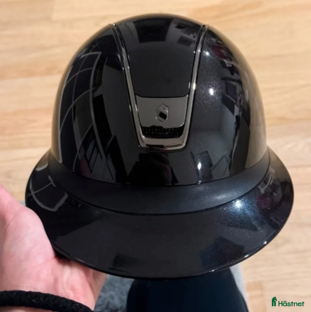 Hjälmar ryttarutrustning till salu: Miss Shield Glossy 2.0 Black Chrome - Annons 1