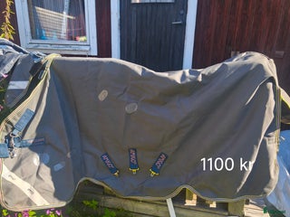 Täcken hästutrustning till salu: Amigo täcken, ES schabrak, mm i Bergby - Annons 3