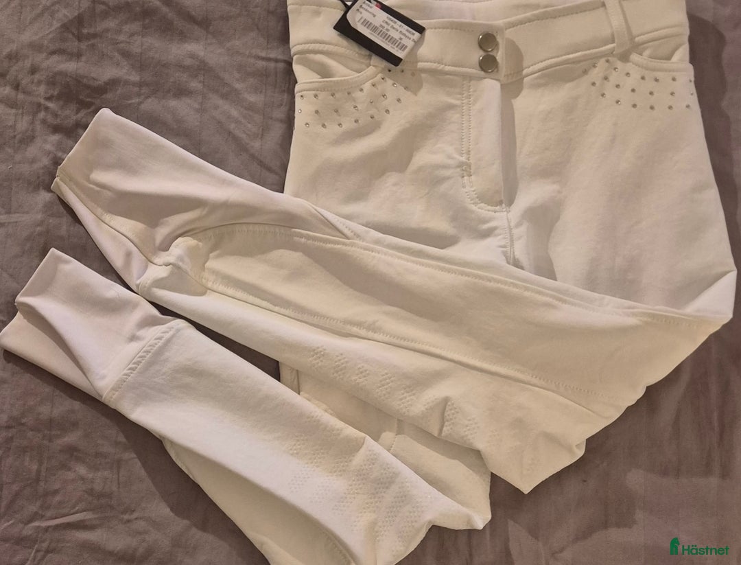 Ridbyxor ryttarutrustning till salu: Ett par oanvända vit ridbyxor! i Boden - Annons 1