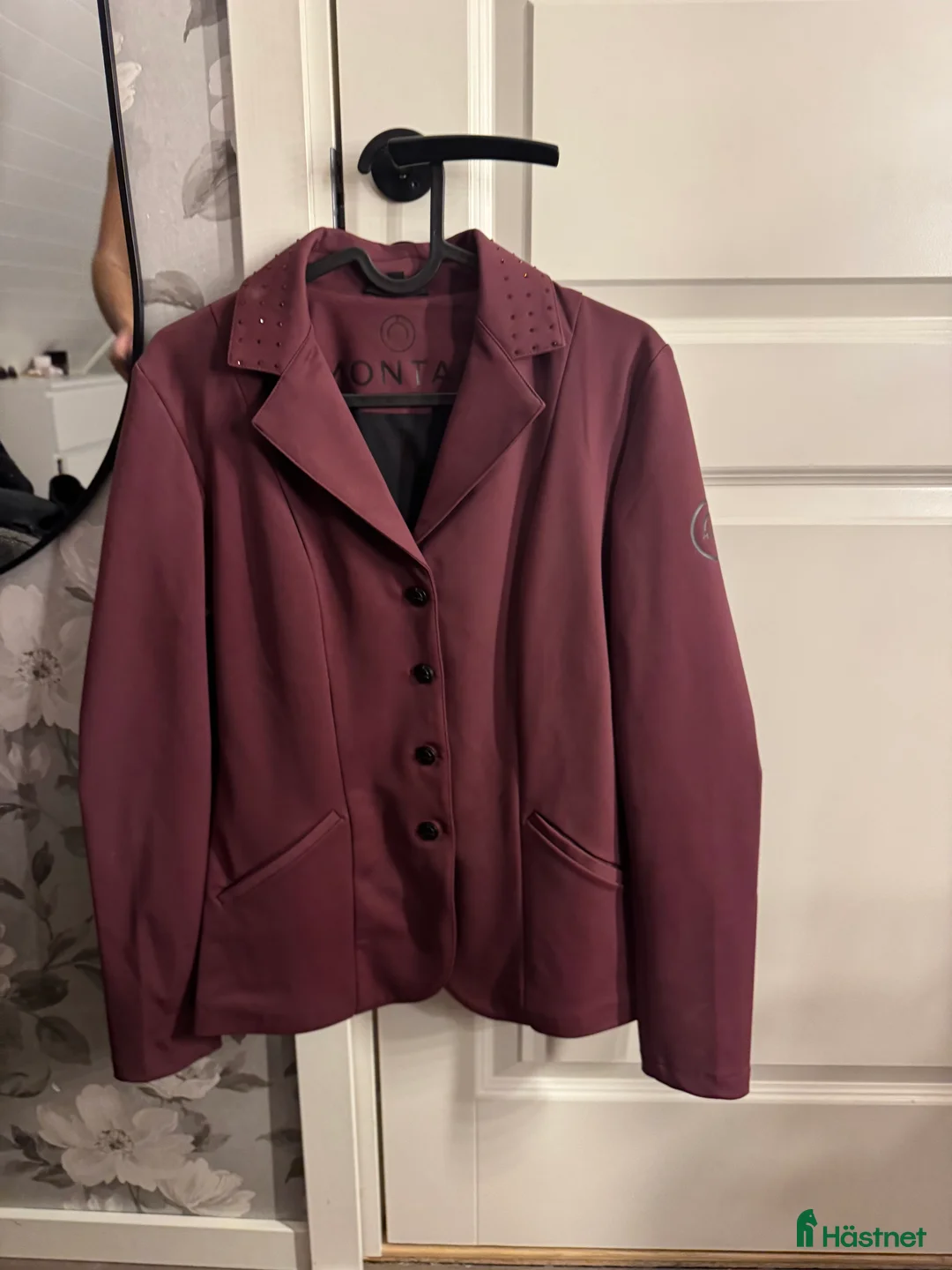 Jackor & Kavajer ryttarutrustning till salu: Vinröd Montar kavaj  i Blåsmark - Annons 1