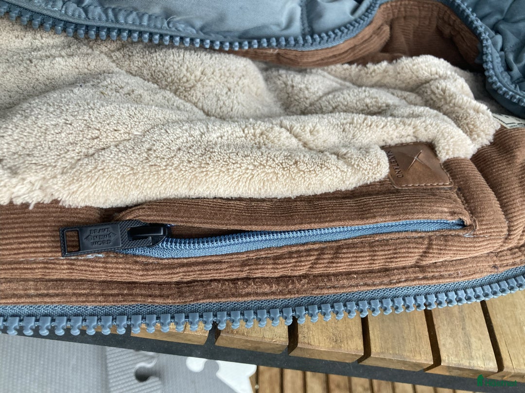 Jackor & Kavajer ryttarutrustning till salu: varm väst från Naketano i Arboga - Annons 2