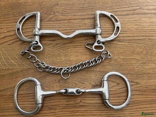 Bett hästutrustning till salu: Kimblewick, Tredelat D bett, tvådelat tränsbett. i Ludvika - Annons 24