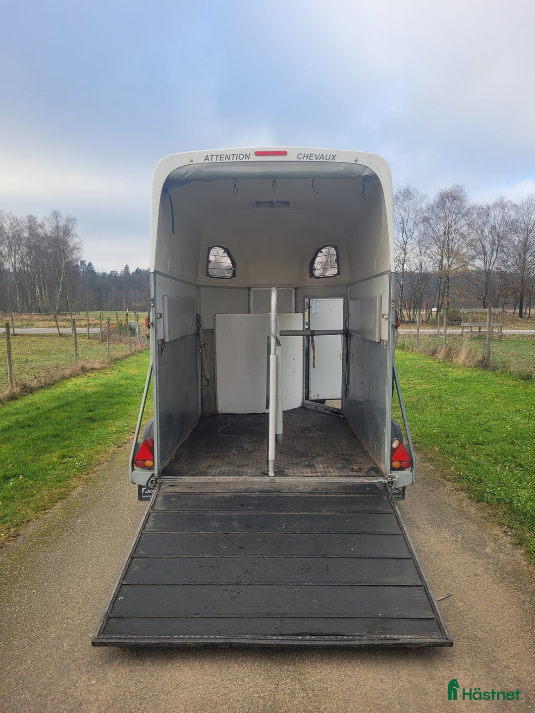 Hästtransporter  fordon & transport till salu: Hästtransport med lem och dörr baktill i Slöinge - Annons 1