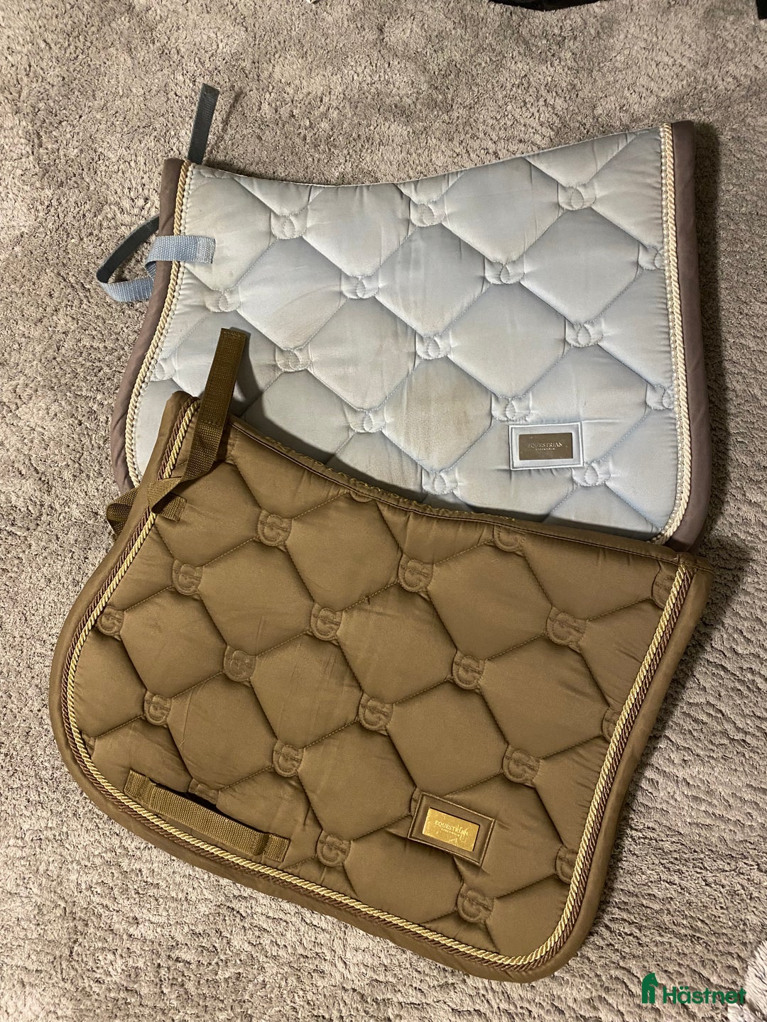 Schabrak & Vojlockar hästutrustning till salu: Två fina Es shabrak! 🩵🤎 i Göteborg - Annons 1