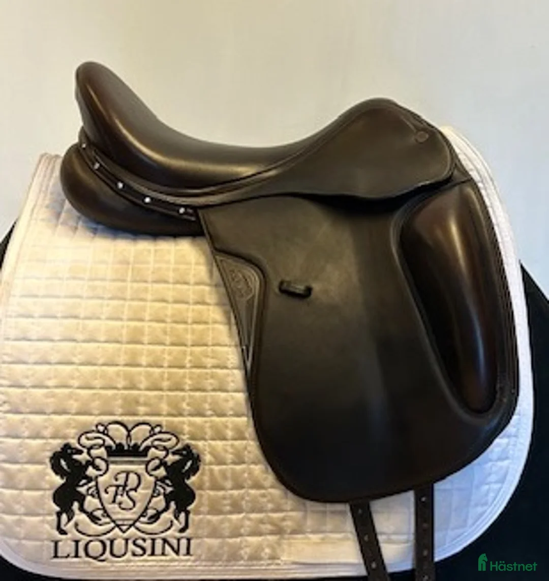 Sadlar hästutrustning till salu: Dressyrsadel Equiline Contest 18" - Annons 1