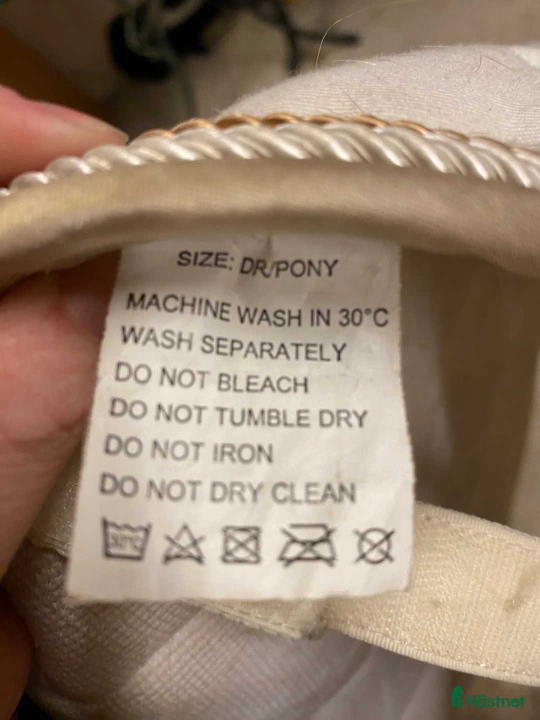 Schabrak & Vojlockar hästutrustning till salu: Vitt Fairfield schabrak 💗 i Hammarö - Annons 4