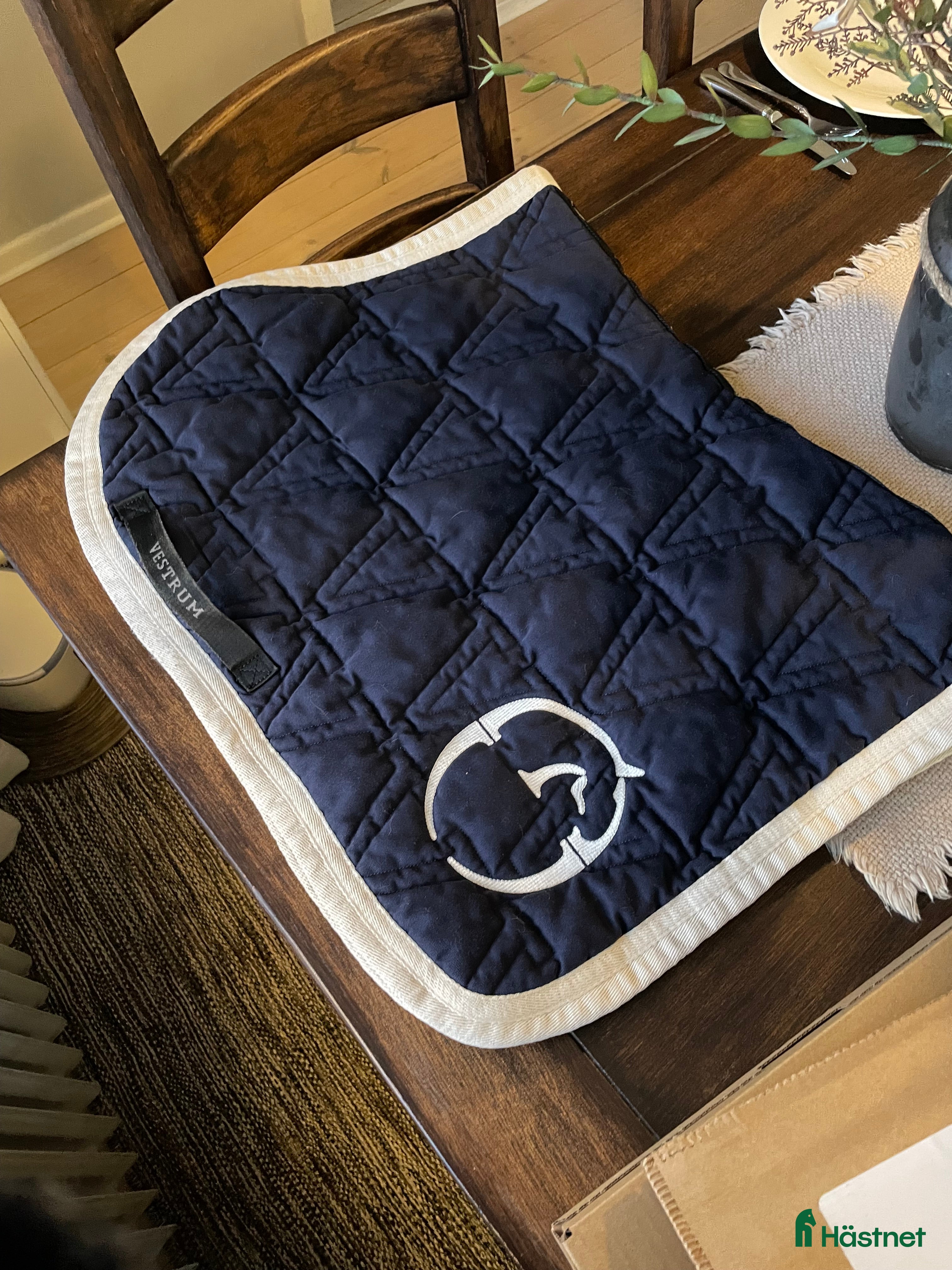 Schabrak & Vojlockar hästutrustning till salu: Marinblått vestrum - Annons 1