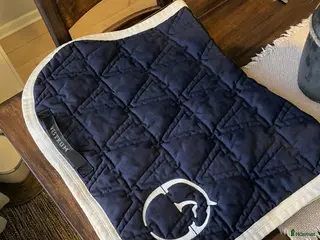 Schabrak & Vojlockar hästutrustning till salu: Marinblått vestrum - Annons 1