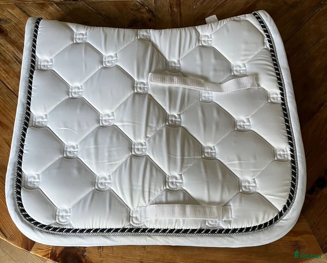 Schabrak & Vojlockar hästutrustning till salu: Vitt schabrak ES cob dressyr i Åkersberga - Annons 2