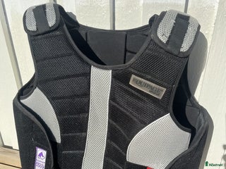 Säkerhetsvästar ryttarutrustning till salu: Equipage Flexibelt kroppsskydd Ridväst Beta i Ödsmål - Annons 23