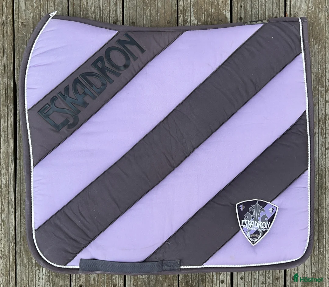 Schabrak & Vojlockar hästutrustning till salu: Lila Eskadron schabrak + lindor i Vallentuna - Annons 2